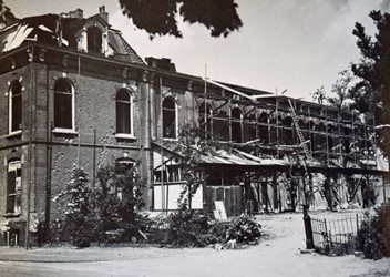 <p>De Buitensociëteit werd in 1944 veelvuldig getroffen door granaatscherven van de ontplofte munitietrein en raakte zwaar beschadigd (RAZ beeldbank). </p>
